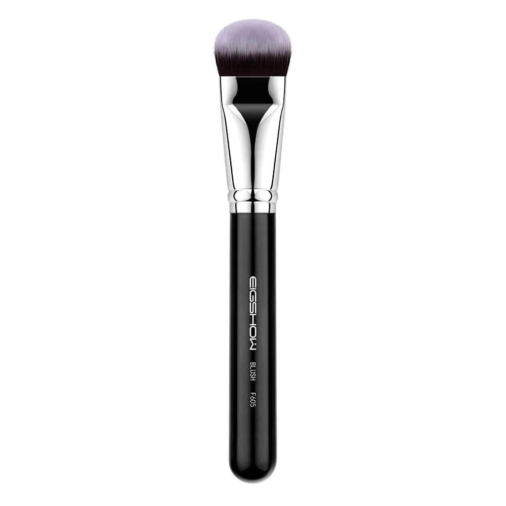 Brocha Kabuki F625 de EIGSHOW con cabezal plano para aplicación de base de maquillaje.
