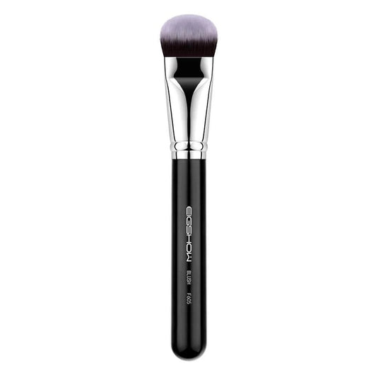 Brocha Kabuki F625 de EIGSHOW con cabezal plano para aplicación de base de maquillaje.