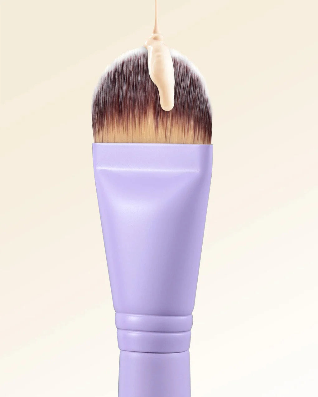 Cerdas ultra finas de la brocha EIGSHOW F672P diseñadas para aplicar base líquida.