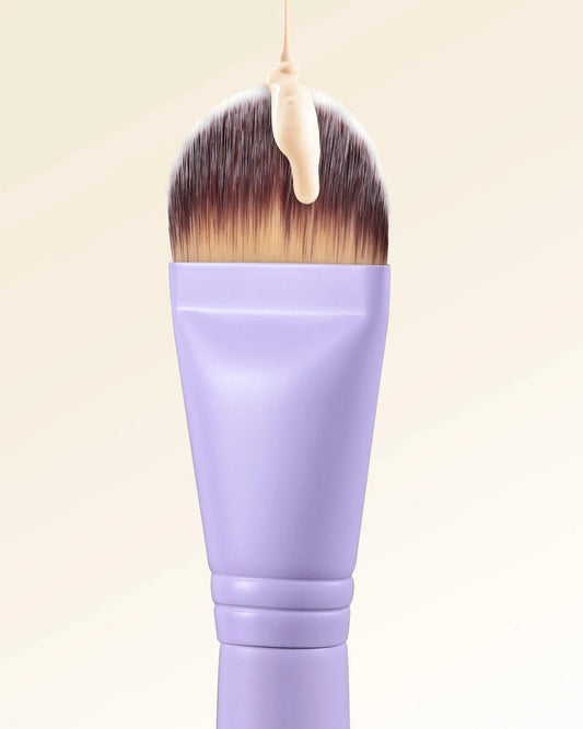 Cerdas ultra finas de la brocha EIGSHOW F672P diseñadas para aplicar base líquida.