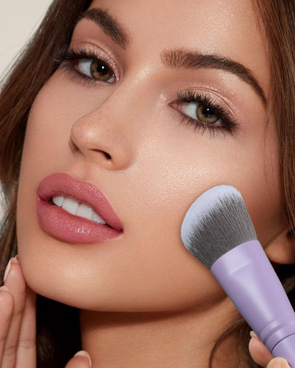 Aplicación precisa de rubor en las mejillas utilizando la brocha profesional EIGSHOW.