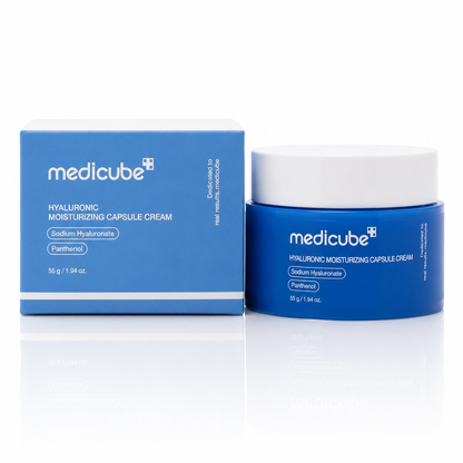 Aplicación de Capsule Cream with Hyaluronic Acid de Medicube sobre la piel.