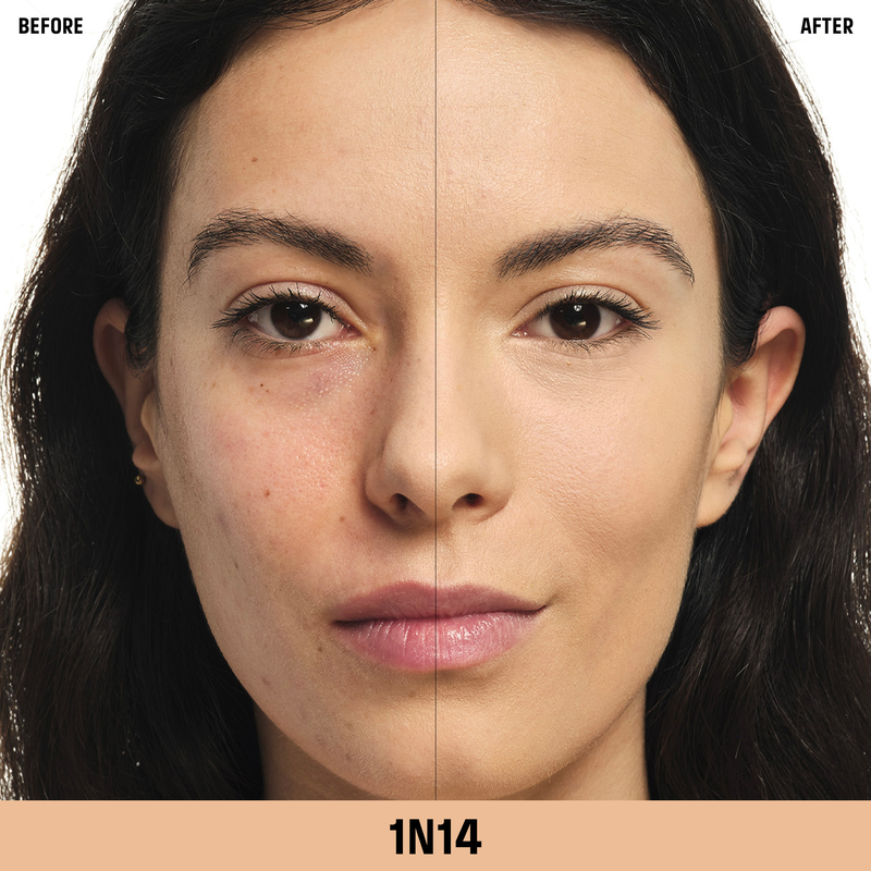 Mujer con corrector de un lado y sin maquillaje de otro.