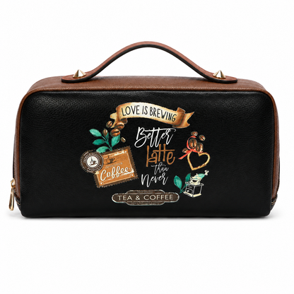Detalle de la silueta rígida e impermeable con el estampado artístico de estética digital de la línea Virtual Friend.