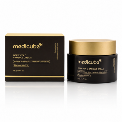 Aplicación de Deep Vita C Capsule Cream de Medicube sobre la piel.