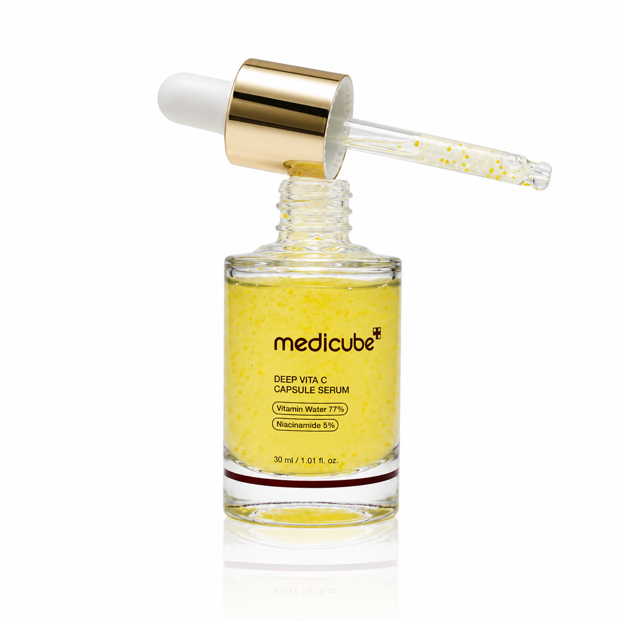 Aplicación de Deep Vitamin C Capsule Serum de Medicube sobre la piel.