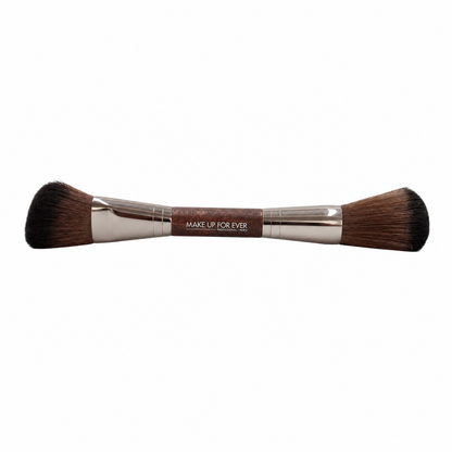 Brocha Double-Ended Sculpting Brush 158 de Make Up For Ever.