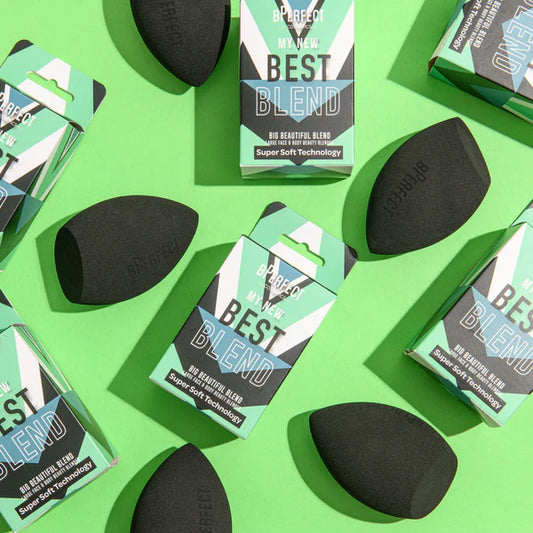 Esponja Big Beautiful Blend rodeada de productos de maquillaje y cuidado facial, mostrando su versatilidad de uso.