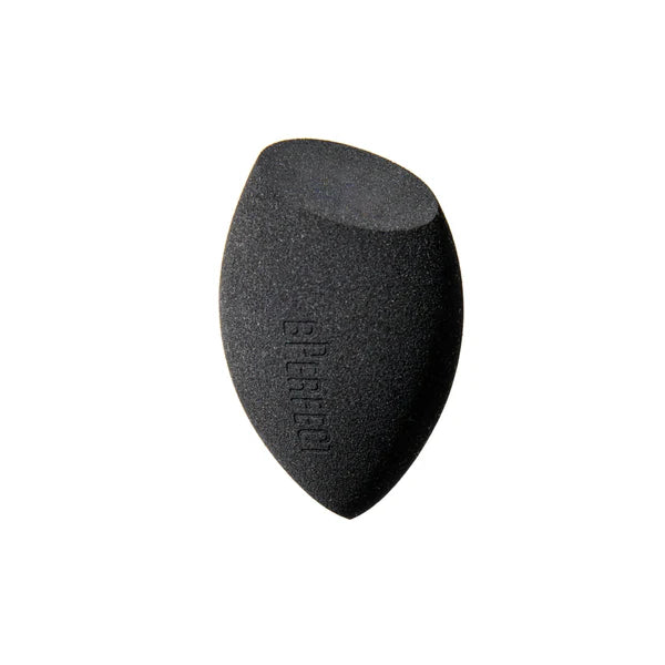 Ángulo lateral de la esponja Big Beautiful Blend para apreciar su forma ergonómica y diseño de espuma de alta calidad.