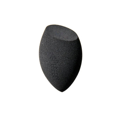 Ángulo lateral de la esponja Big Beautiful Blend para apreciar su forma ergonómica y diseño de espuma de alta calidad.