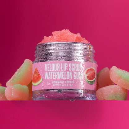 Tubo de acrílico cristalino que permite ver el tono brillante y traslúcido del exfoliante para labios en su interior.