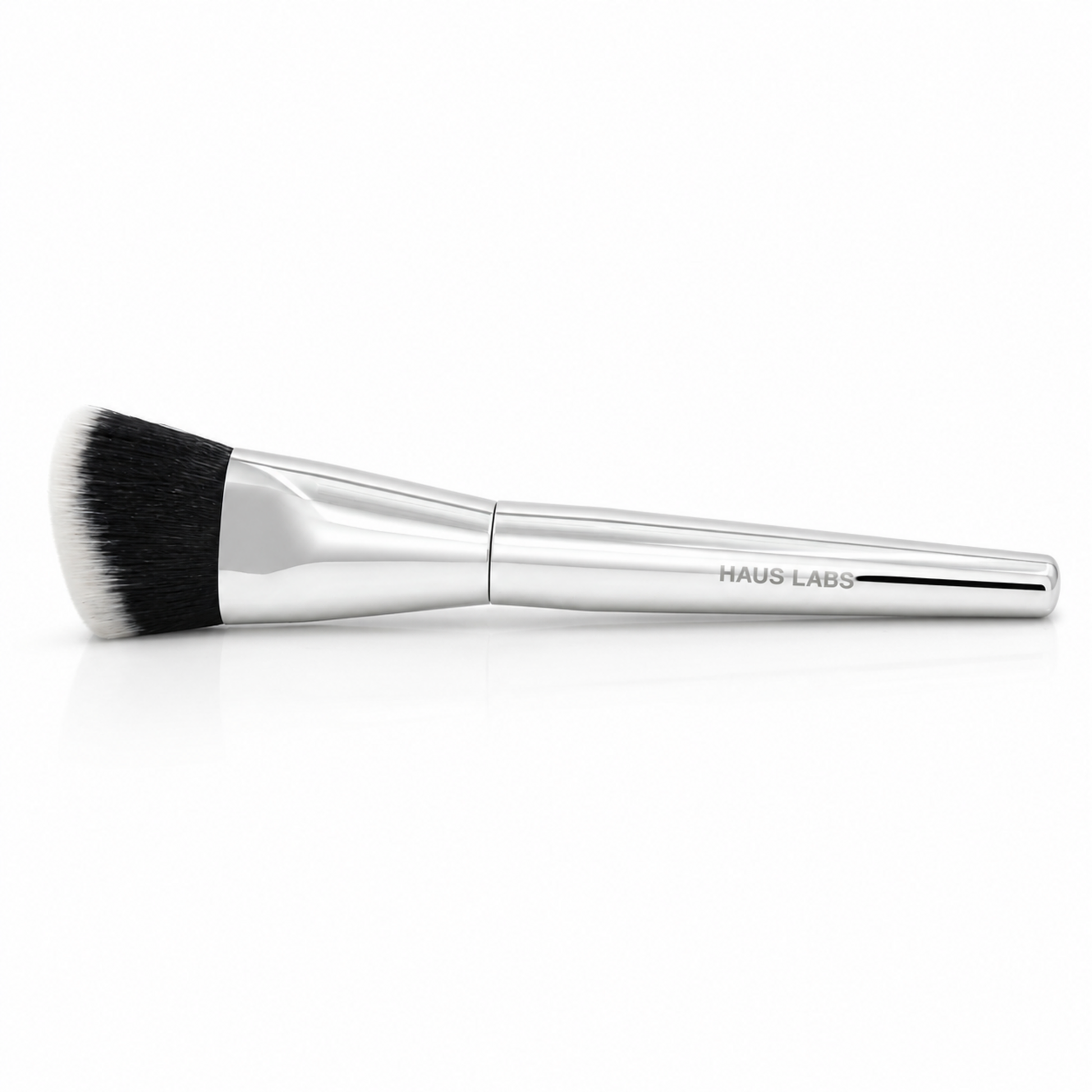 Brocha para base Foundation Brush de Haus Labs.