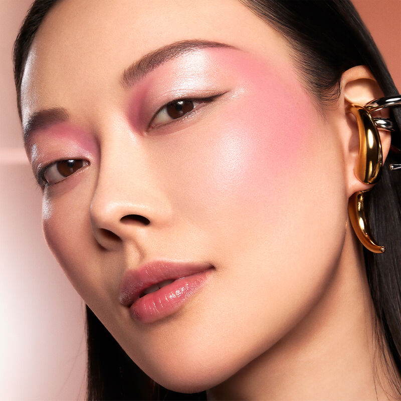 Aplicación estratégica de iluminador y rubor con la paleta Make Up For Ever para un efecto glow.