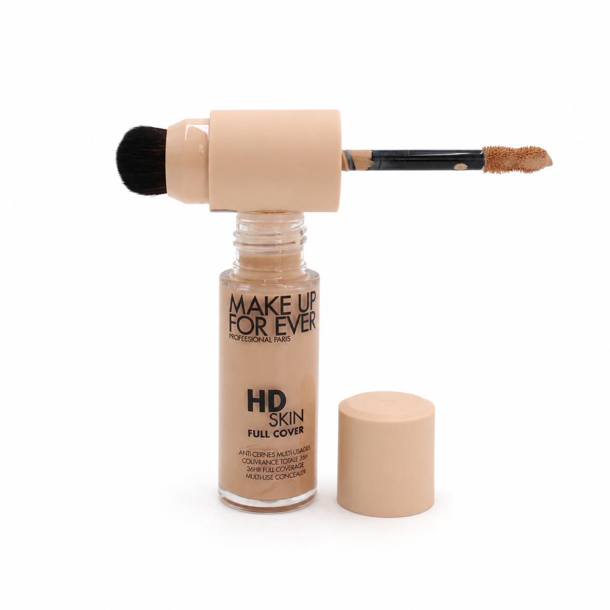 Aplicación del corrector HD Skin Full Cover Concealer bajo el ojo.