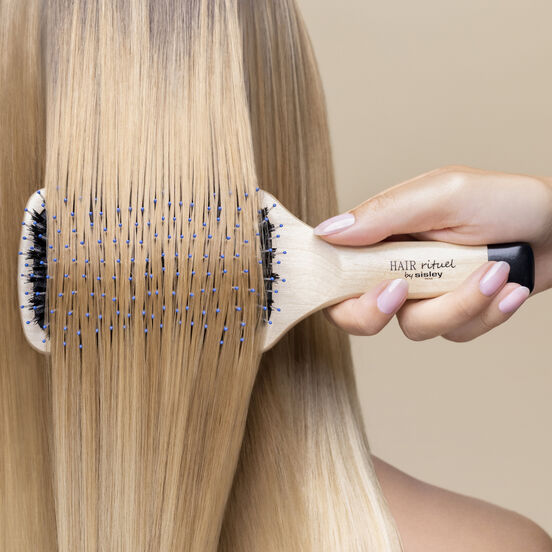 Vista trasera del mango de madera pulida de alta calidad del cepillo Hair Rituel.