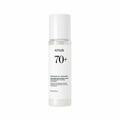 Aplicación de Heartleaf 70 Lotion de Anua sobre la piel.