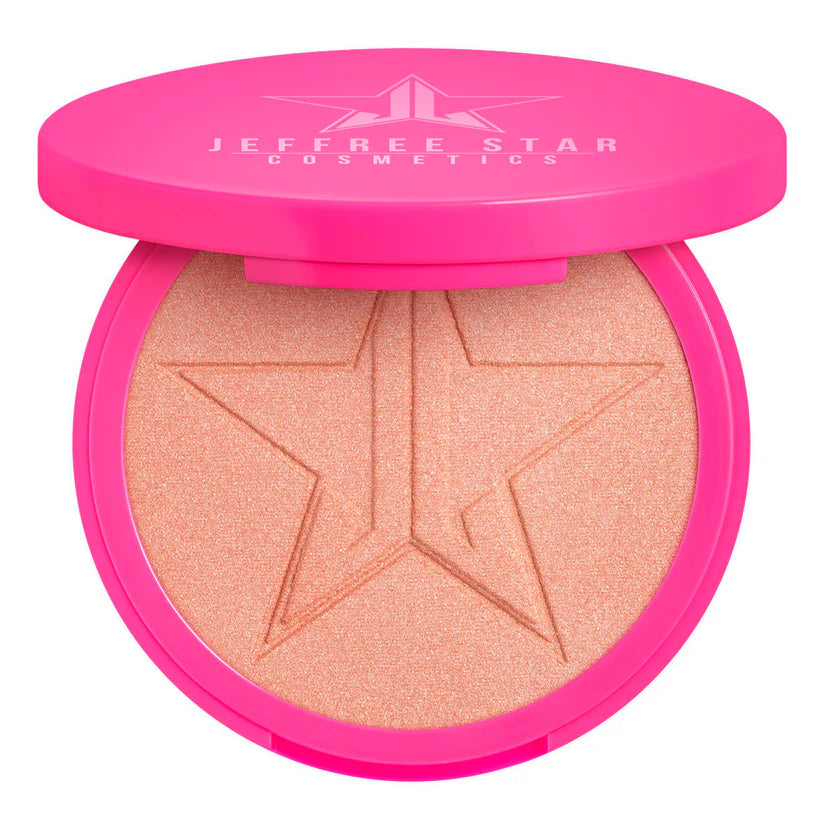 Envase compacto circular de color rosa vibrante con el logotipo de la estrella grabado de Jeffree Star Cosmetics.