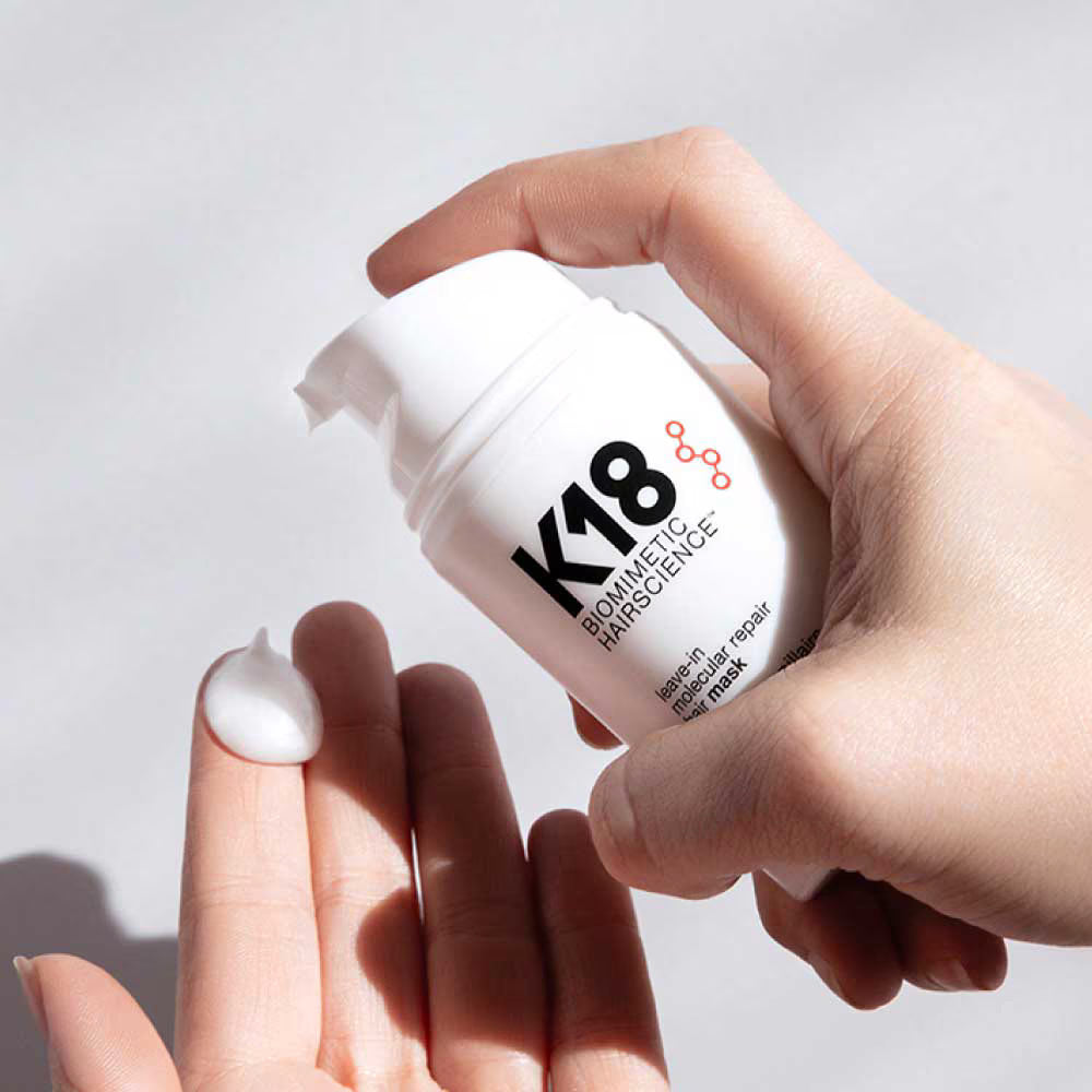 Aplicacion de la mascarilla sin enjuague sobre el cabello para repararlo.