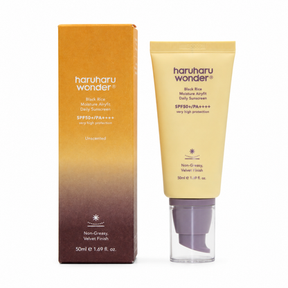 Aplicación de Moisture Airyfit Daily Sunscreen SPF50+ Unscented de Haruharu Wonder sobre la piel.