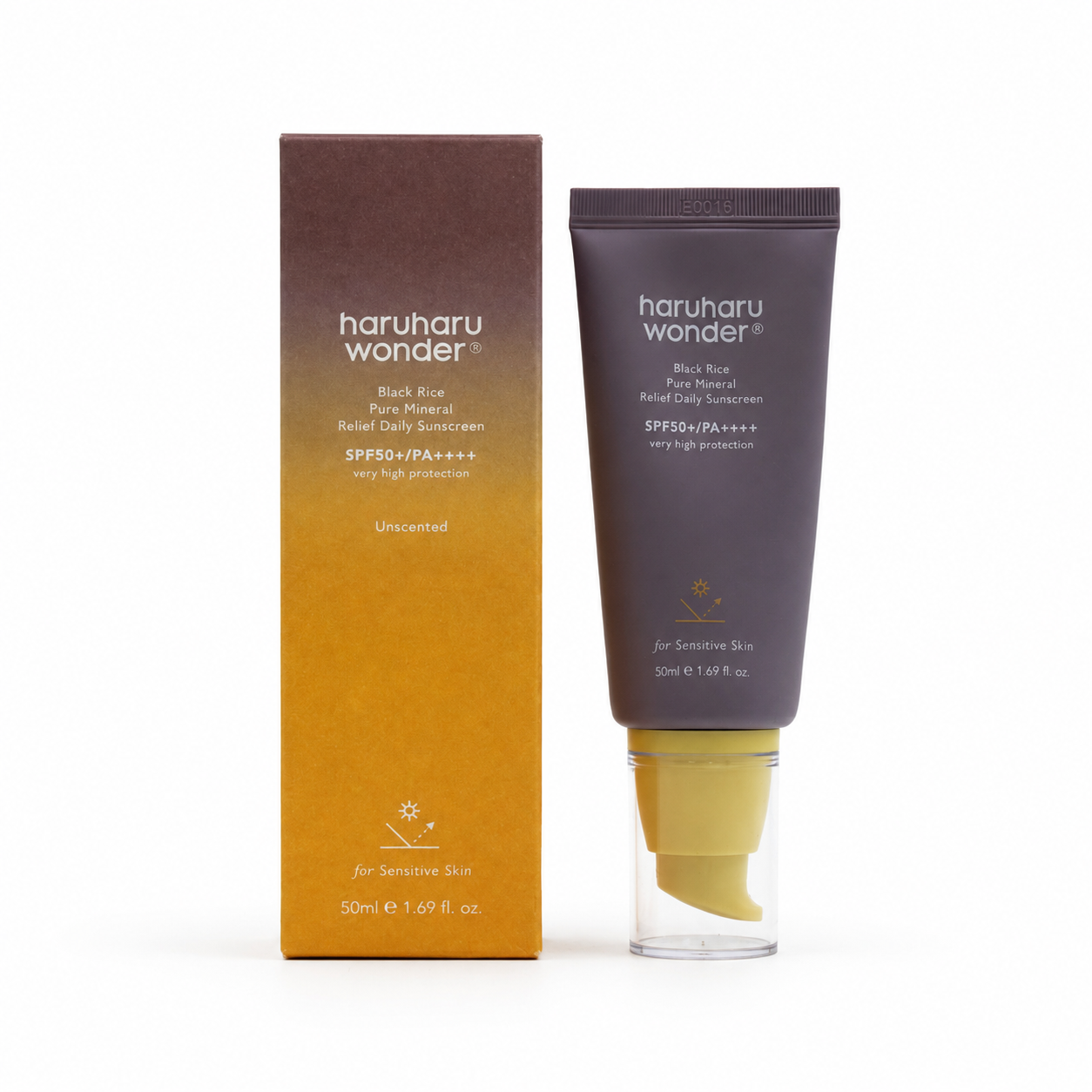 Aplicación de Moisture Pure Mineral Relief Sunscreen SPF50+ Unscented de Haruharu Wonder sobre la piel.