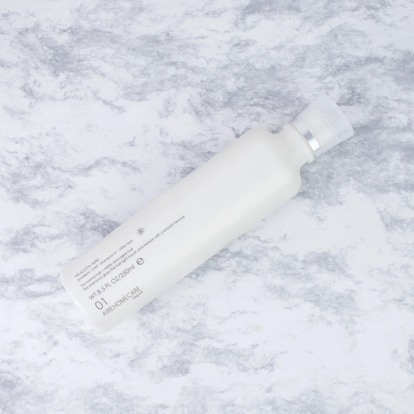 Textura del shampoo que genera una espuma ligera y sedosa.