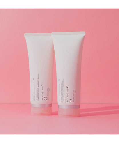 Aplicacion de la mascarilla sobre el cabello para reparar y suavizar.
