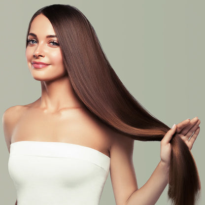 Aplicacion del tratamiento sobre el cabello ondulado.