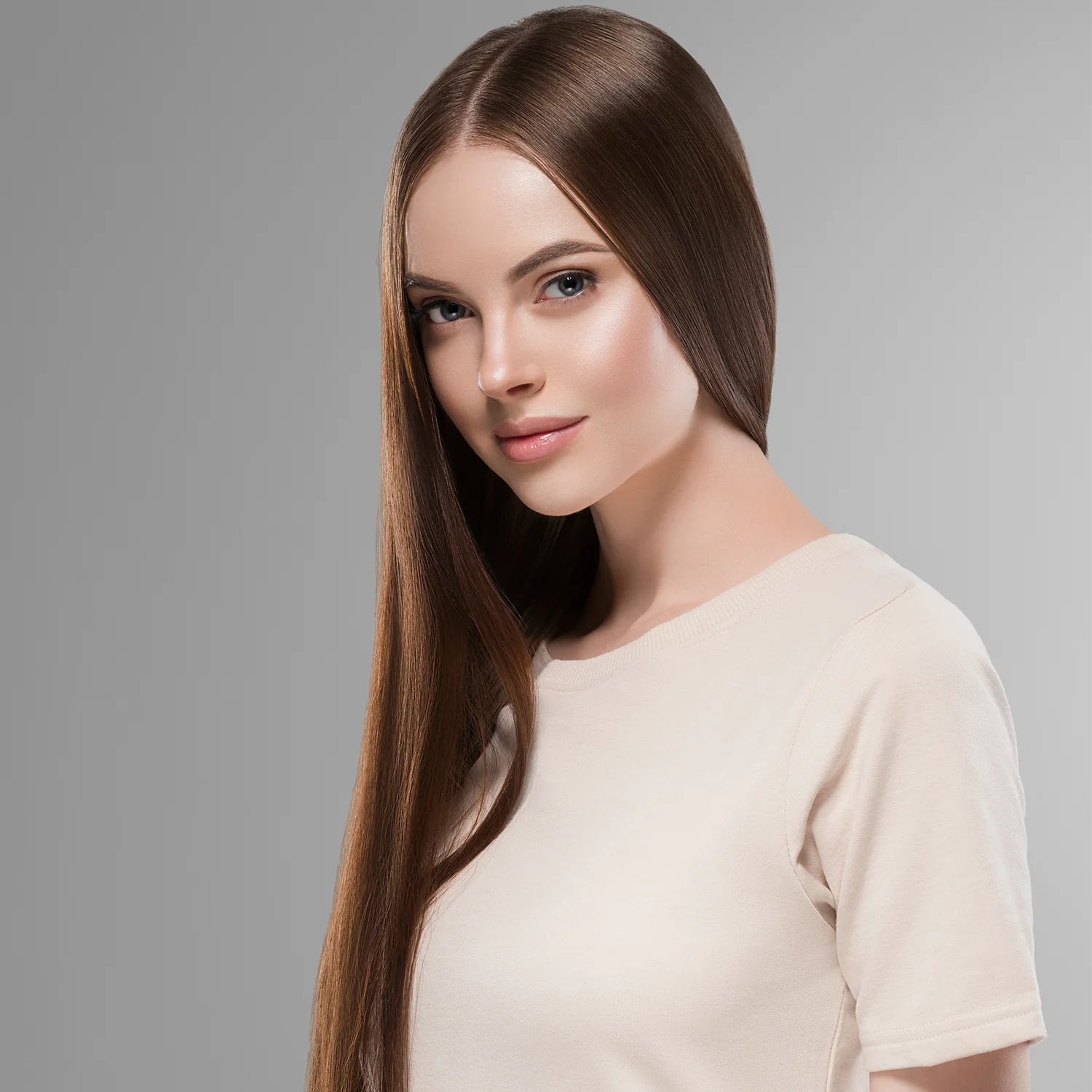 Aplicacion de la crema sobre el cabello liso para un acabado pulido.