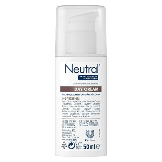 Detalle de la textura suave, ligera y pura de la crema facial sin fragancia.