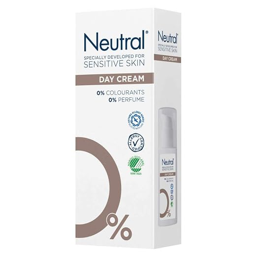 Aplicación de la crema de día hipoalergénica sobre el rostro para calmar e hidratar.