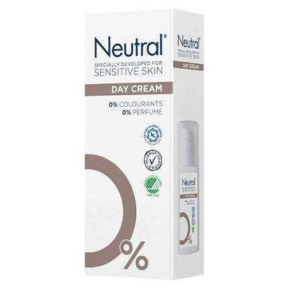 Aplicación de la crema de día hipoalergénica sobre el rostro para calmar e hidratar.