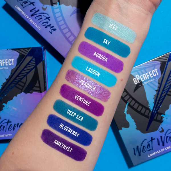 Look de ojos artístico realizado con la paleta West Waters, destacando la profundidad de los tonos azules y púrpuras.