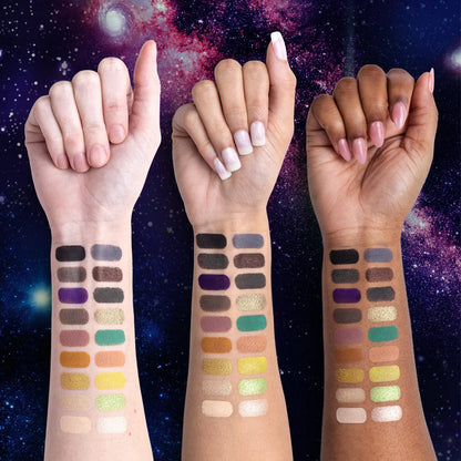 Empaque exterior con el logotipo de la marca Jeffree Star Cosmetics y los detalles de la fórmula pigmentada.