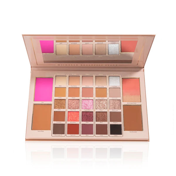 Paleta Mrs Glam Showstopper 2 abierta, exhibiendo el despliegue completo de sombras, coloretes e iluminadores con un acabado elegante.