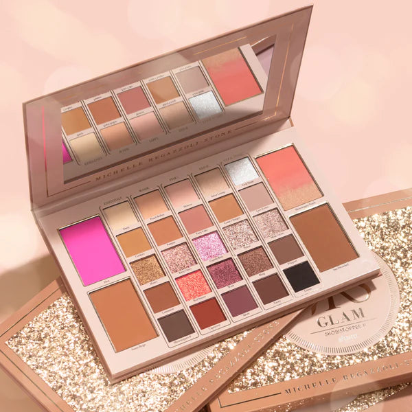 Modelo con un maquillaje de ojos y rostro realizado íntegramente con la paleta Mrs Glam Showstopper 2.