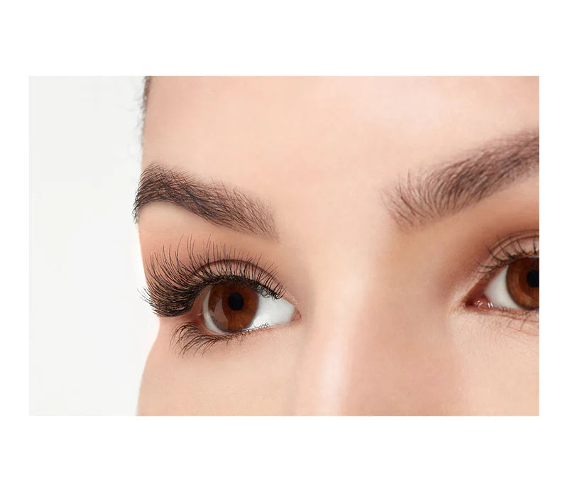 Maquillaje de ojos premium con pestañas Ardell Wispies Black aplicadas