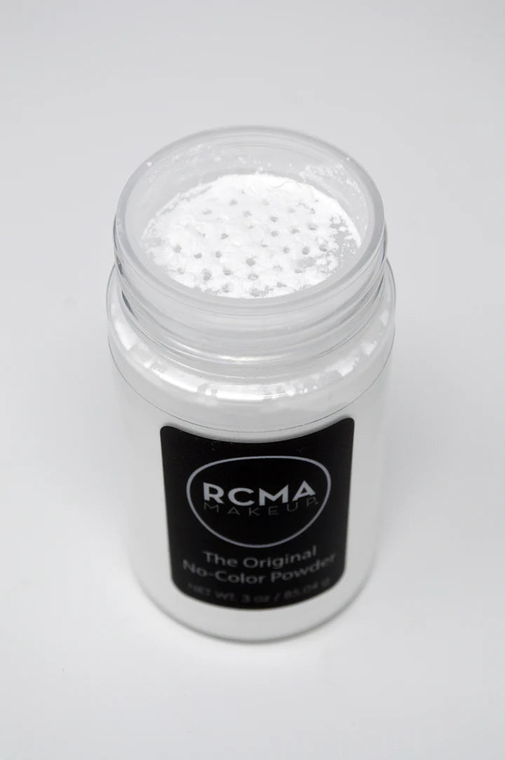 Maquillista profesional aplicando RCMA No-Color Powder para técnica de baking bajo los ojos.