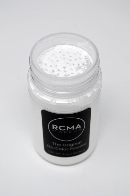 Maquillista profesional aplicando RCMA No-Color Powder para técnica de baking bajo los ojos.