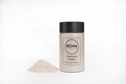 Muestra de la textura fina y tono sutil del polvo RCMA Translucent.