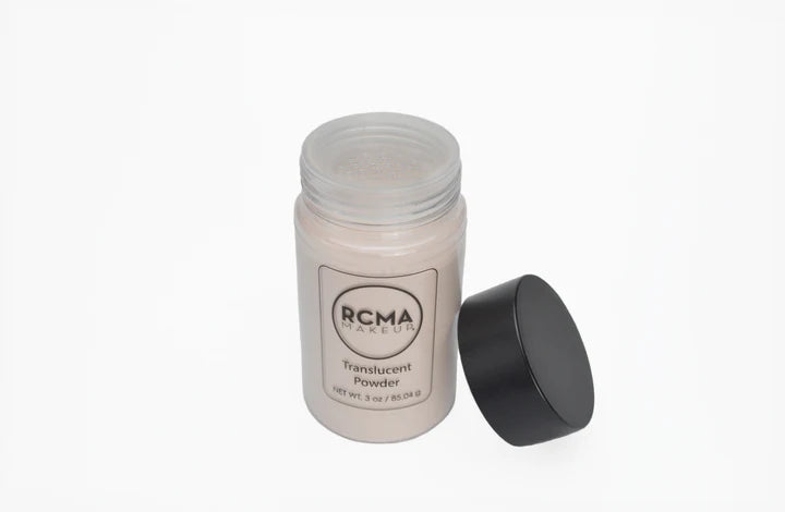 Maquillista profesional usando RCMA Translucent para fijar y dar calidez al rostro.
