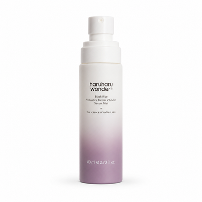 Aplicación de Probiotics Barrier 2% NAD+ Serum Mist de Haruharu Wonder sobre la piel.