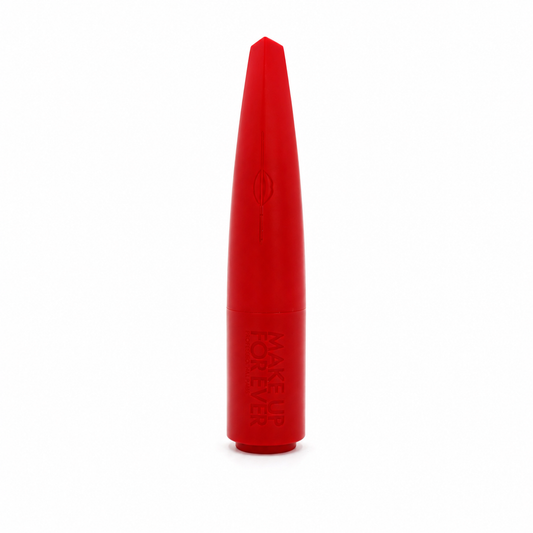 Detalle del tono rojo manzana vibrante del labial de MUFE.