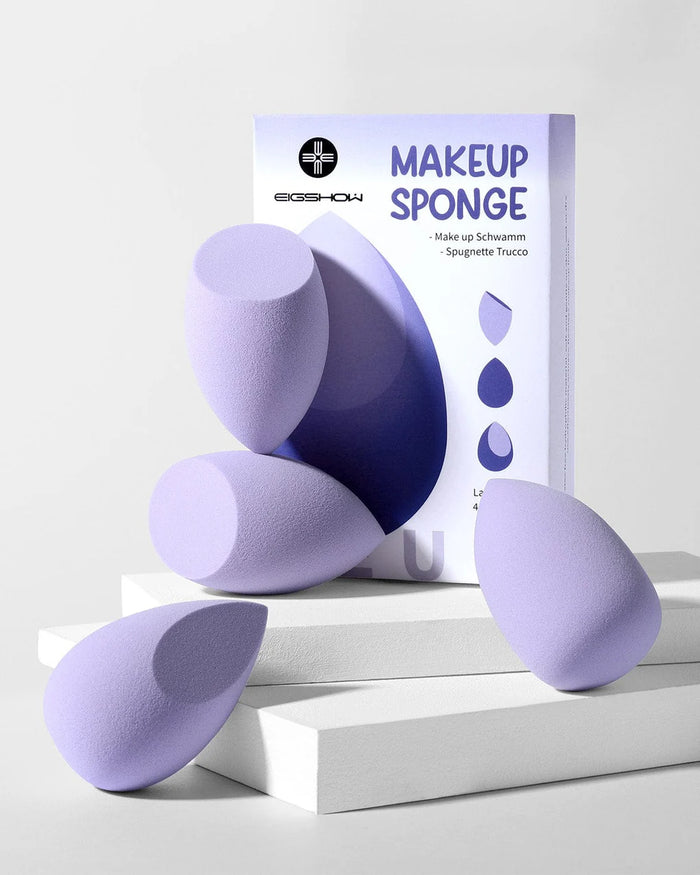 Set de 4 esponjas de maquillaje EIGSHOW en color púrpura dentro de su empaque.