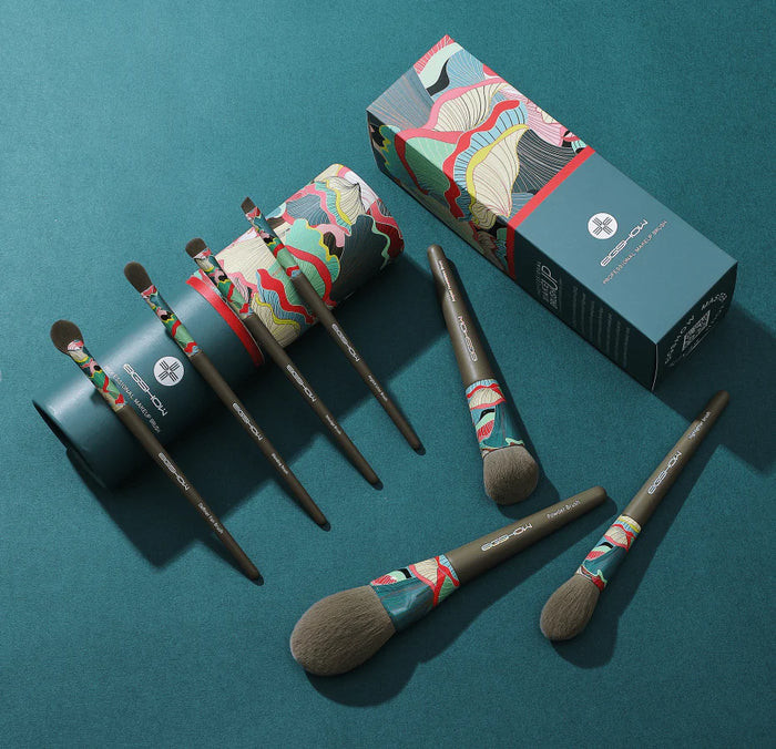 Eigshow Set de regalo 7 brochas Essential Series Greener con estuche cilíndrico de cartón ecológico.