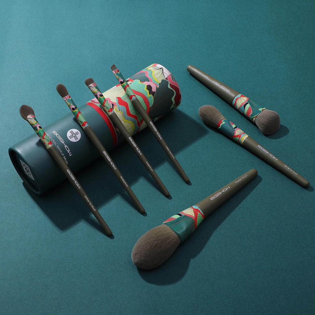 Colección completa de 7 brochas de maquillaje veganas de nano fibra sintética en color verde oscuro para tienda en línea de belleza en México.