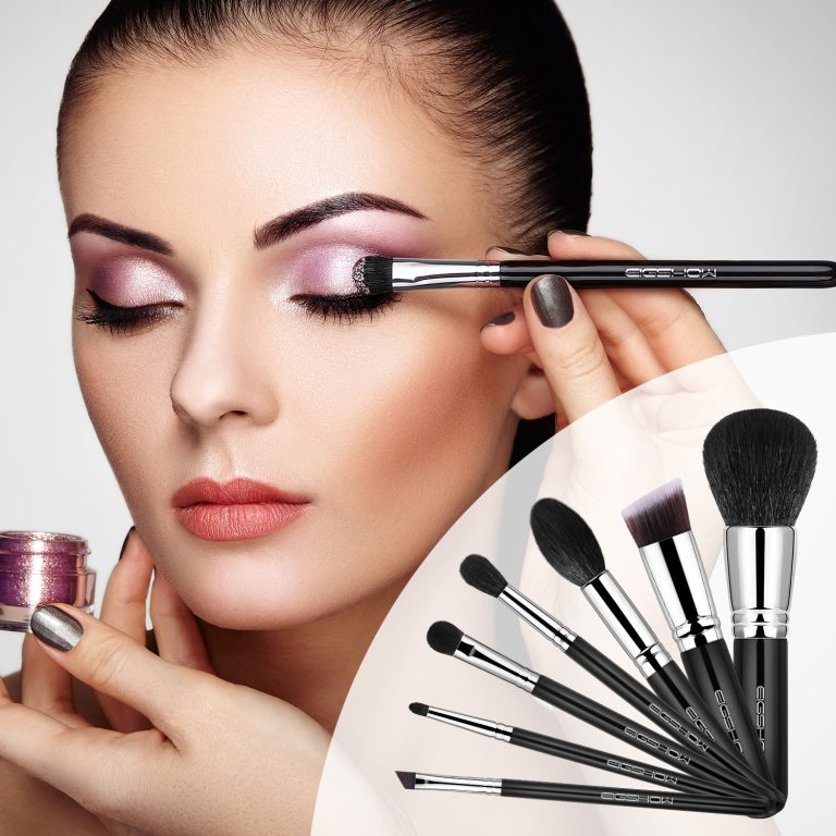 Uso de la brocha Kabuki de EIGSHOW para una aplicación uniforme de base de maquillaje.