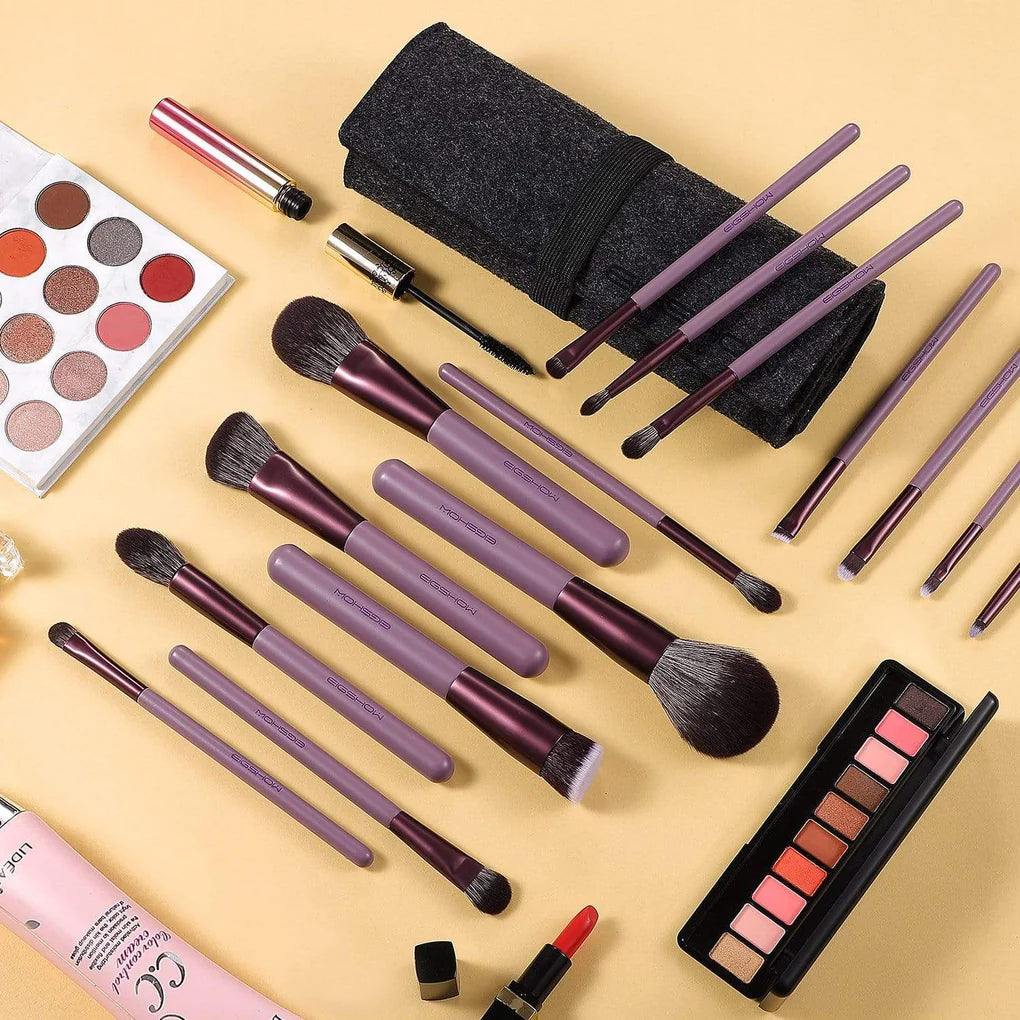 Maquillista difuminando sombras e iluminador en el rostro usando las brochas profesionales de la serie Jade Smoke Purple.