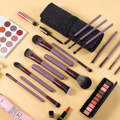 Maquillista difuminando sombras e iluminador en el rostro usando las brochas profesionales de la serie Jade Smoke Purple.