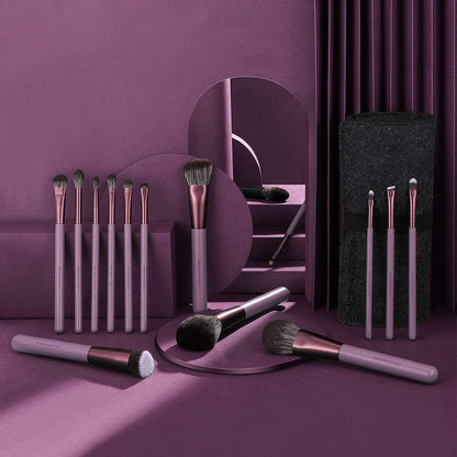 Colección de 15 pinceles de cosmética vegana y estuche flexible para tienda de belleza en línea en México.