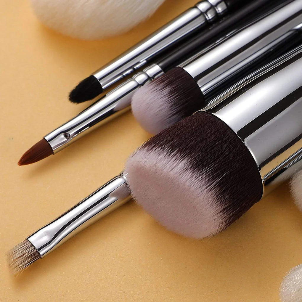 Fibras naturales premium del kit de brochas Master Series, ideales para difuminado profesional.